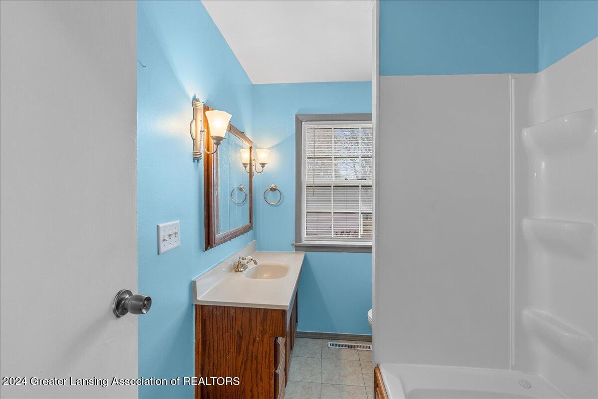 225 Strathmore Road Lansing, MI 48910 - Photo 10 of 45 13-Media Jett - 11