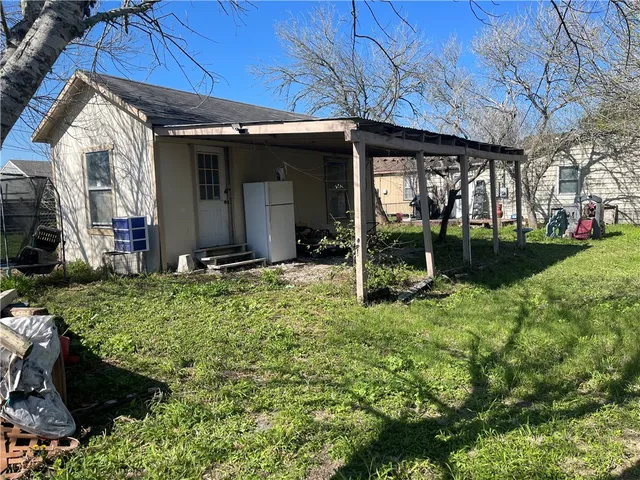 $114,900 | 304 East 2nd Street, Bishop, TX 78343