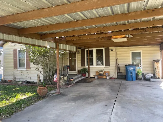 $114,900 | 304 East 2nd Street, Bishop, TX 78343