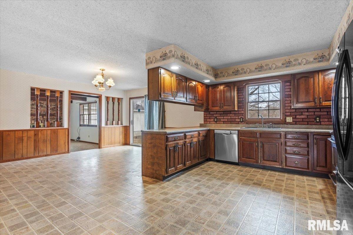 5602 Barlow Road Sherman, IL 62684 - Photo 7 of 46 Gallery Image 7