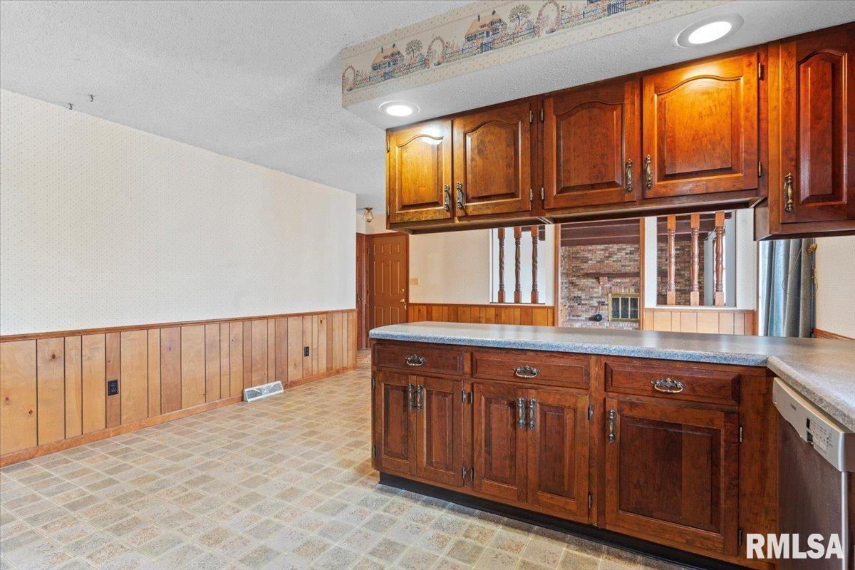 5602 Barlow Road Sherman, IL 62684 - Photo 9 of 46 Gallery Image 9