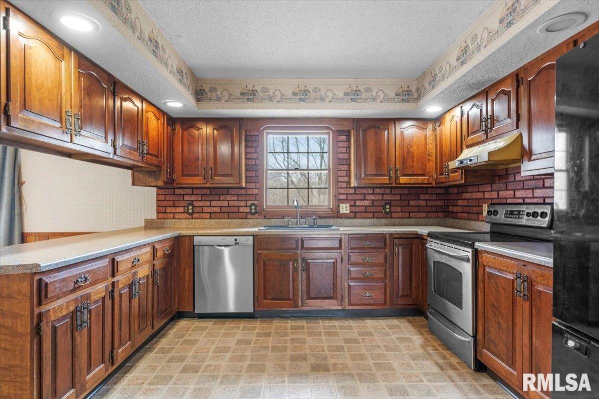 5602 Barlow Road Sherman, IL 62684 - Photo 10 of 46 Gallery Image 10