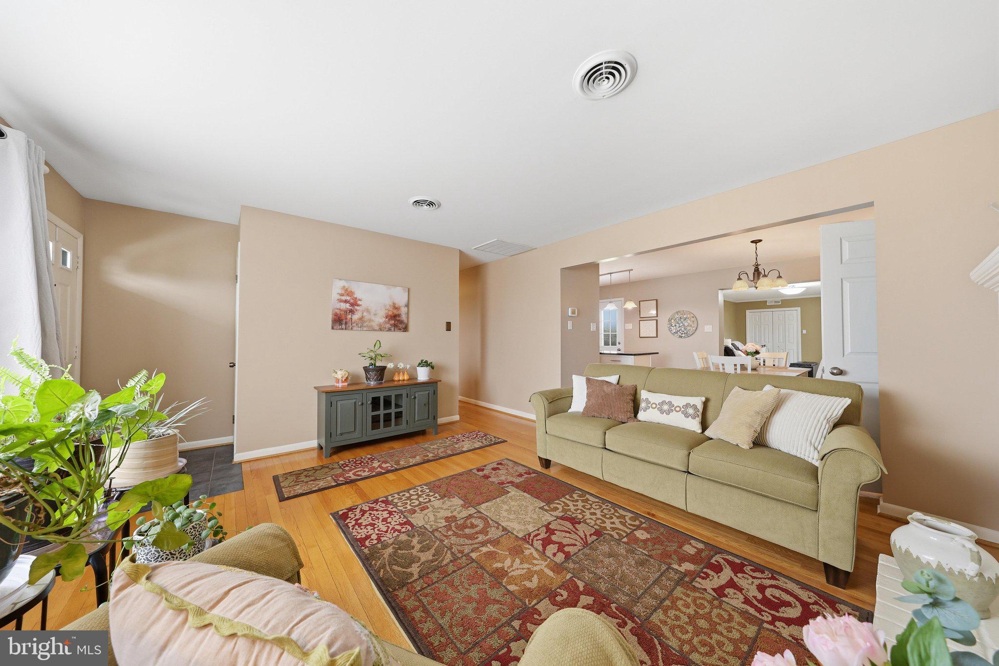 16913 Fairview Road Hagerstown, MD 21740 - Photo 7 of 57 Living Room