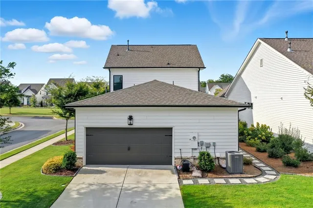 a front view of house with yard