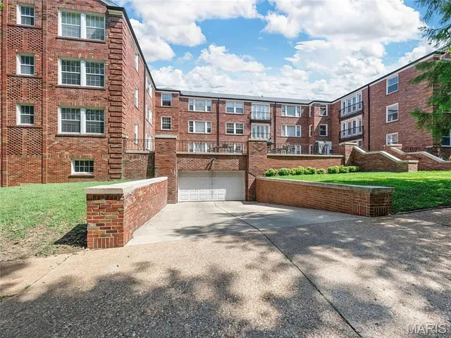 $1,995 | 7519 Oxford Drive, Unit 1C, Clayton, MO 63105