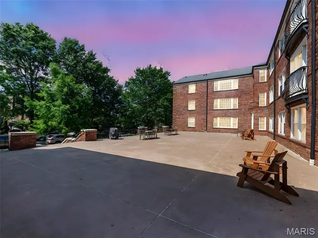 $1,995 | 7519 Oxford Drive, Unit 1C, Clayton, MO 63105