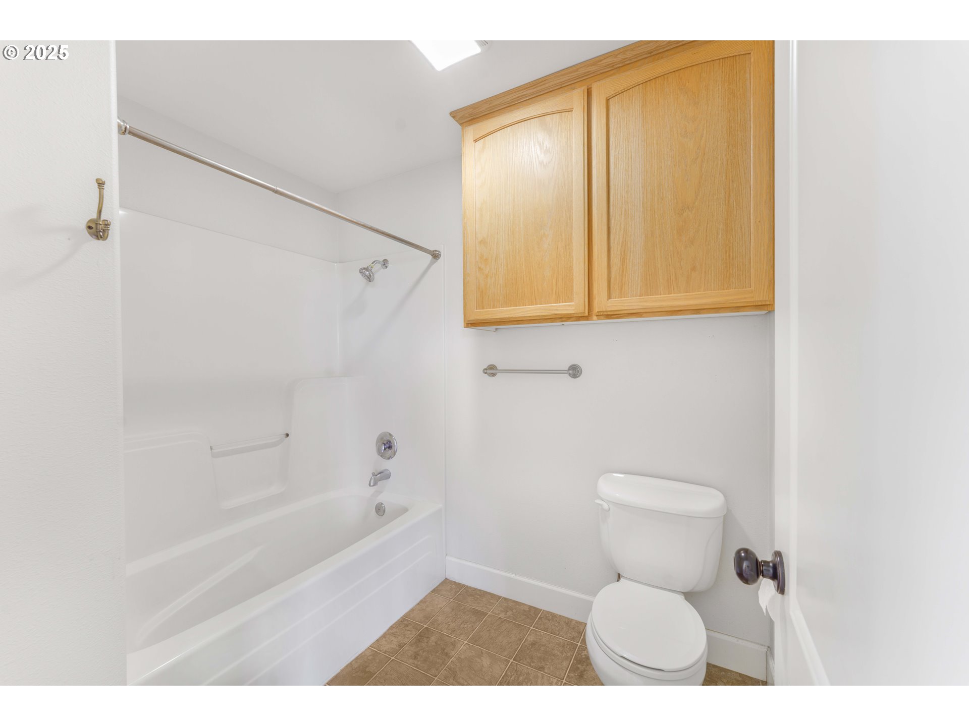 33875 Powell Hills Loop Shedd, OR 97377 - Photo 13 of 37 Bathroom