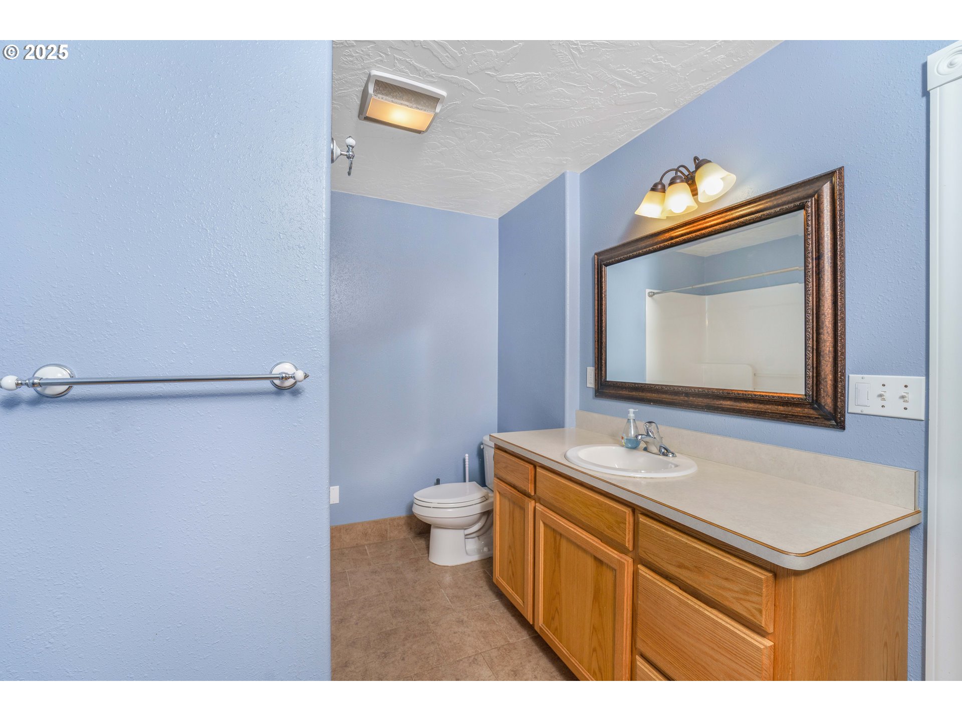 33875 Powell Hills Loop Shedd, OR 97377 - Photo 23 of 37 Bathroom
