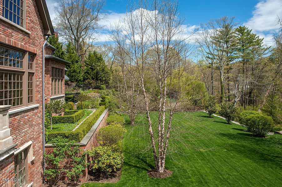 3 Jada Lane Greenwich, CT 06830 - Photo 21 of 26 a view of a yard with plants and large trees
