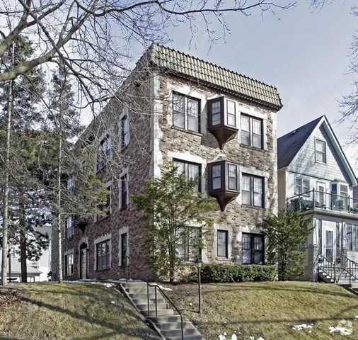 $1,250 | 3358 North Cambridge Avenue, Milwaukee, WI 53211