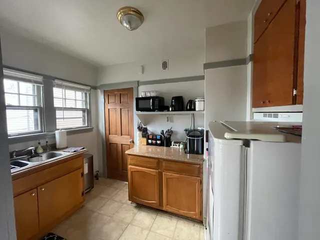 $1,250 | 3358 North Cambridge Avenue, Milwaukee, WI 53211