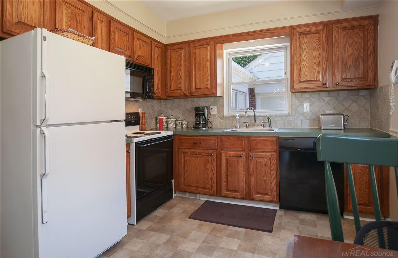 1133 Roslyn Road Grosse Pointe Woods, MI 48236 - Photo 12 of 39