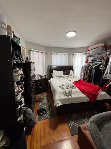 a bed room with a bed and a closet