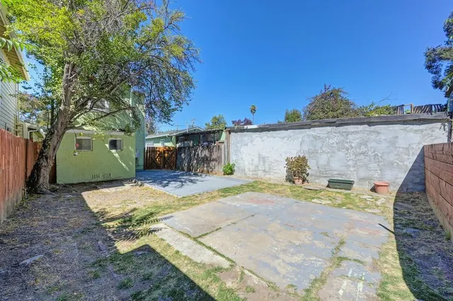 a view of back yard of the house