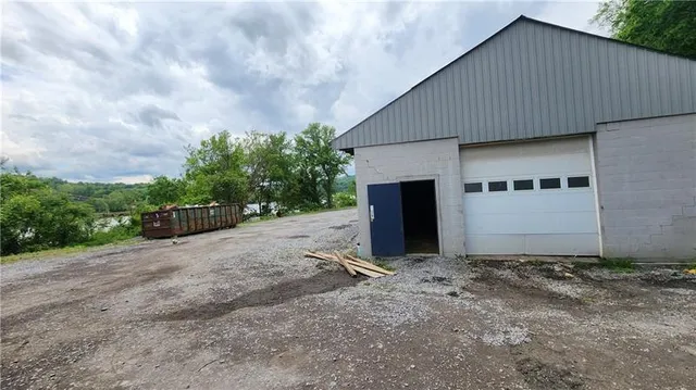 a view of a house with backyard and garden