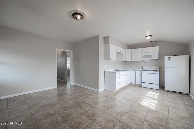 $1,095 | 864 East Chandler Boulevard, Unit 9, Chandler, AZ 85225