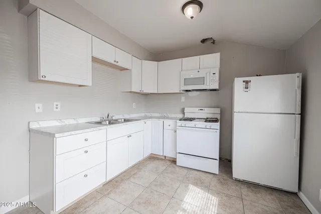 $1,095 | 864 East Chandler Boulevard, Unit 9, Chandler, AZ 85225