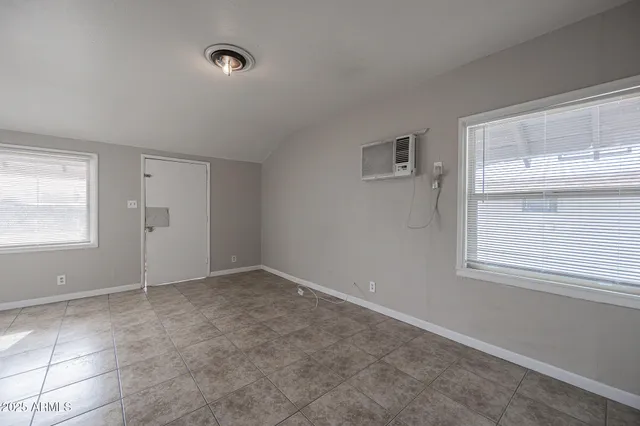 $1,095 | 864 East Chandler Boulevard, Unit 9, Chandler, AZ 85225