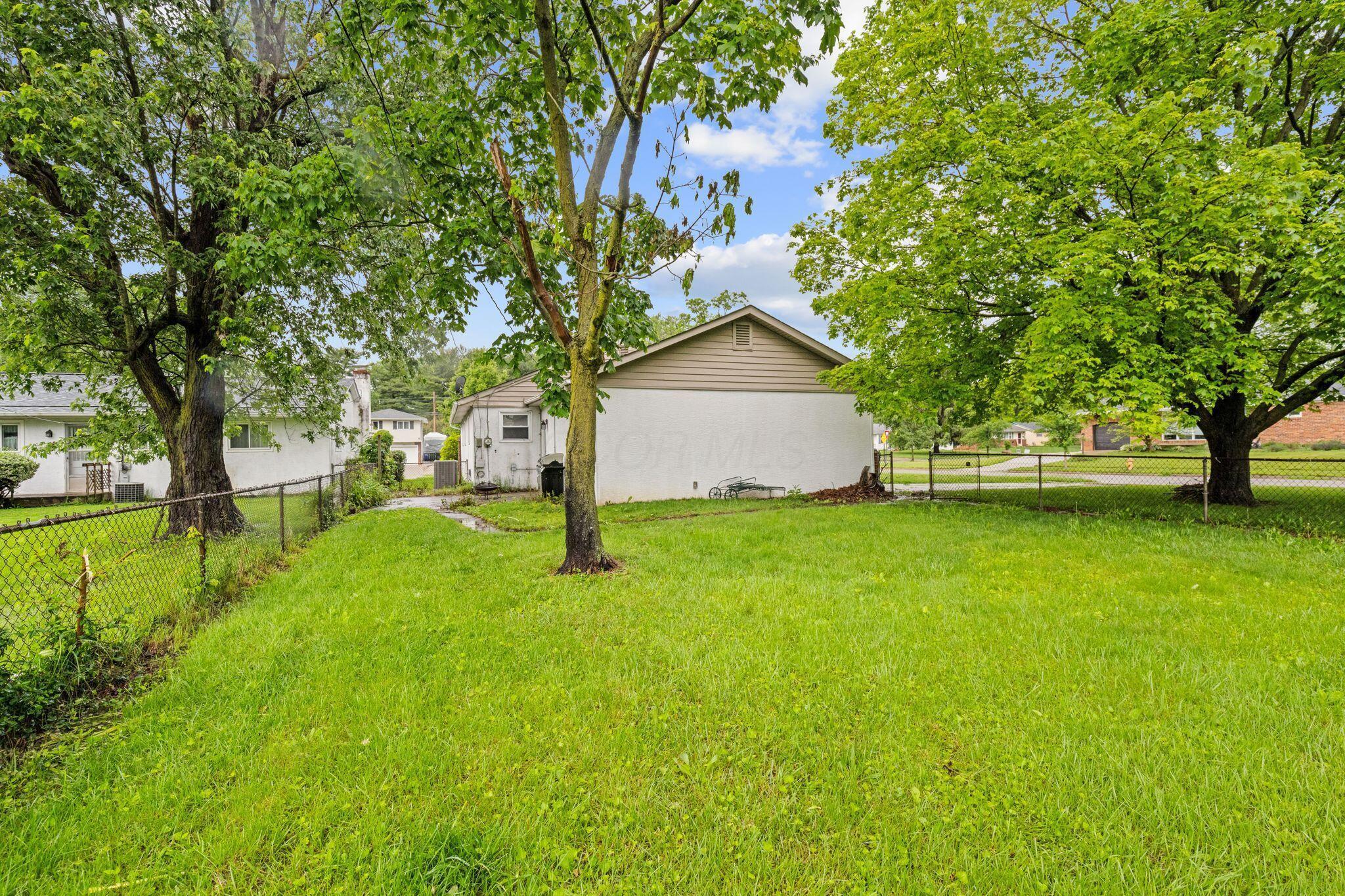 909 Hillery Road Columbus, OH 43229 - Photo 36 of 40 .