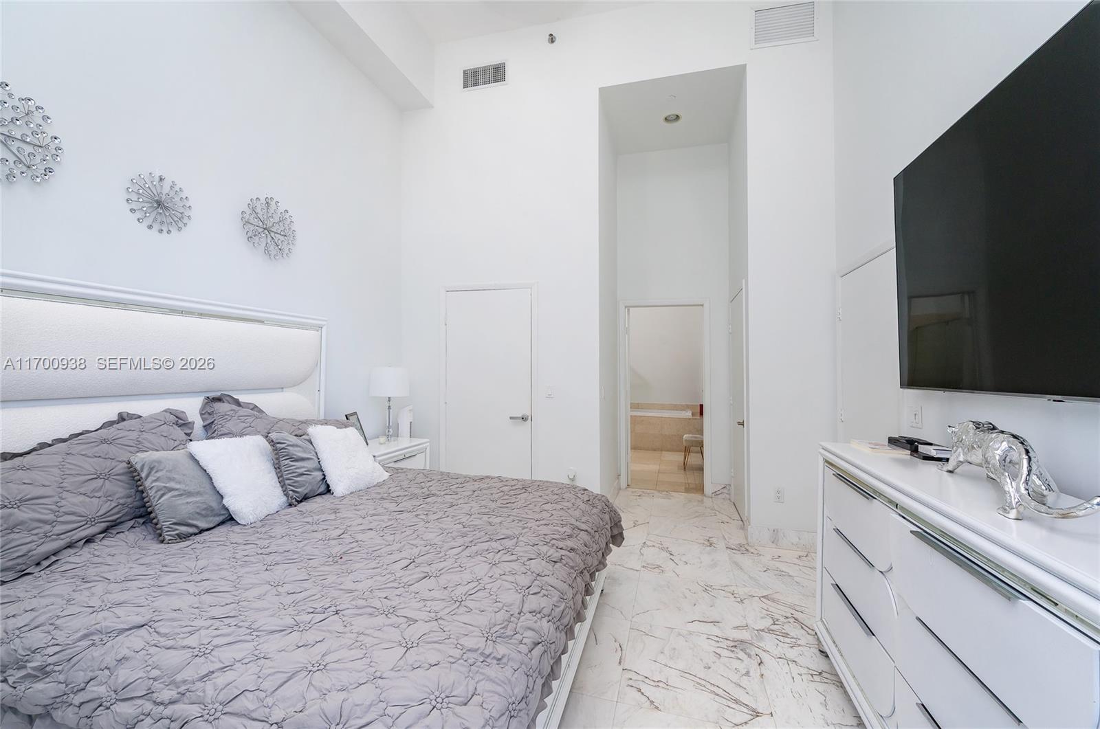 475 Brickell Avenue, Unit 2209 Miami, FL 33131 - Photo 6 of 27