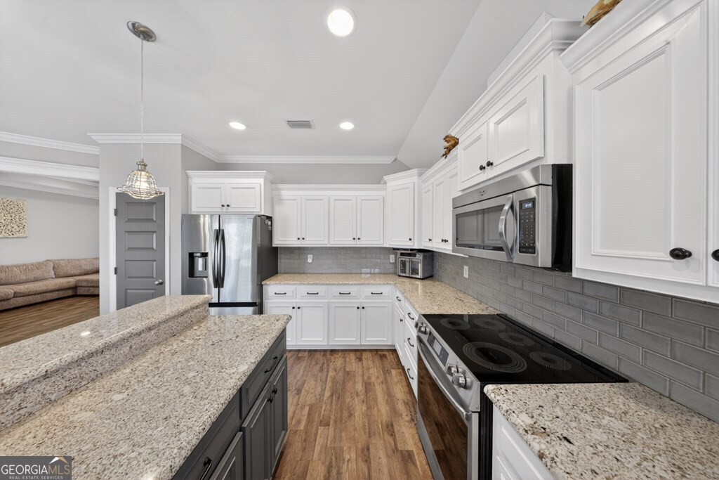 15 Ruger Circle Lakeland, GA 31635 - Photo 29 of 31 a kitchen with stainless steel appliances granite countertop a stove and a refrigerator