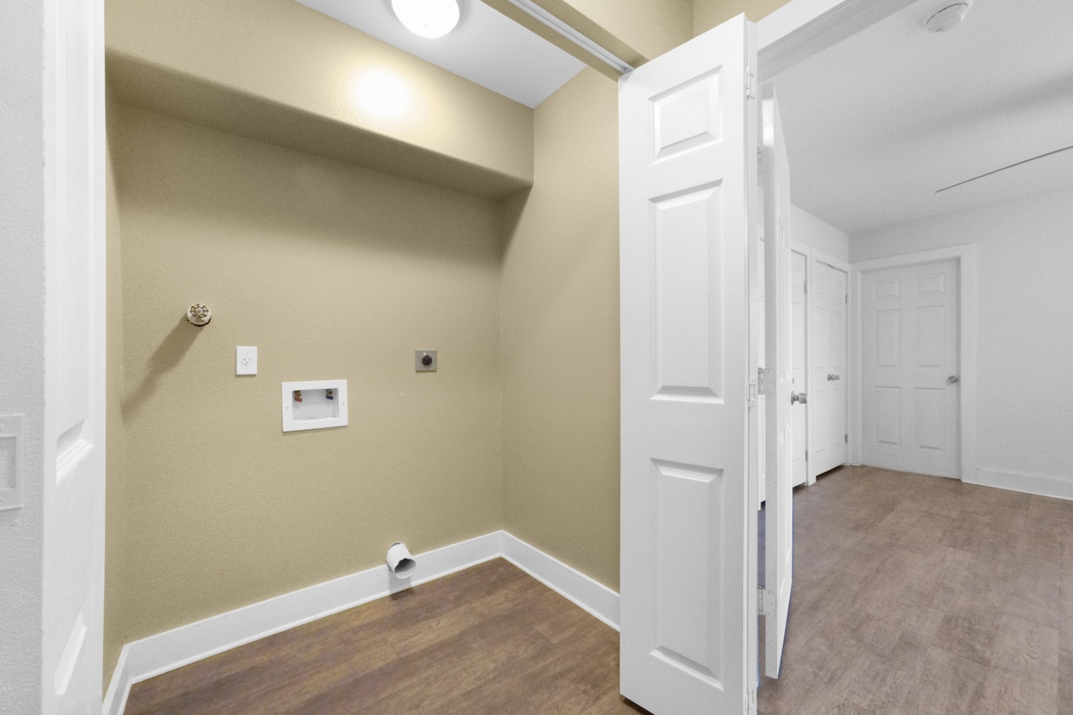 1709 Dan Street Houston, TX 77020 - Photo 22 of 29 an empty room with wooden floor and a window