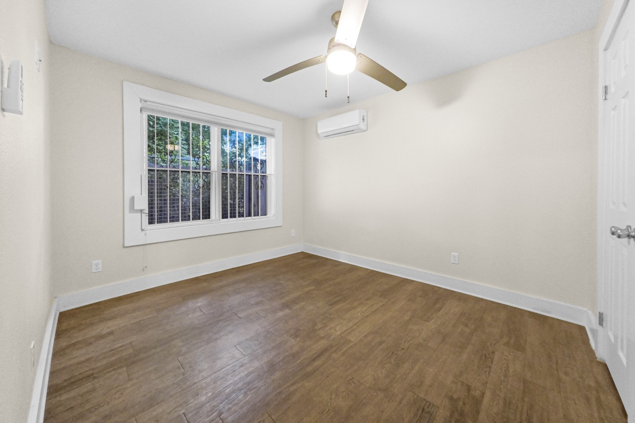 1709 Dan Street Houston, TX 77020 - Photo 23 of 29 a view of an empty room with wooden floor and a window