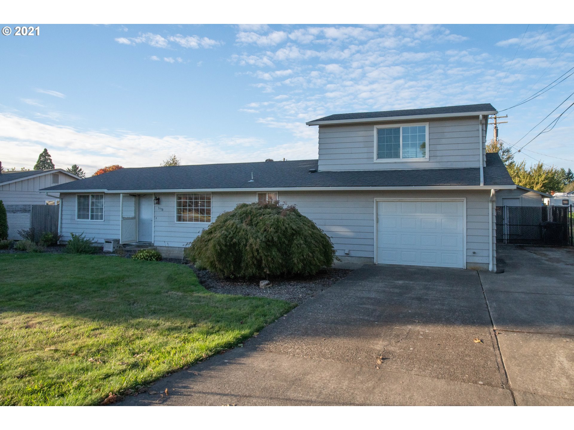 a view of a house with a yard