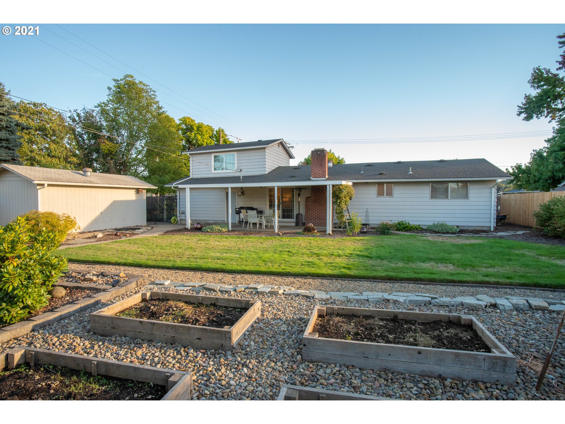 3950 Jasper Road Springfield, OR 97478 - Photo 13 of 20 a front view of a house with a yard