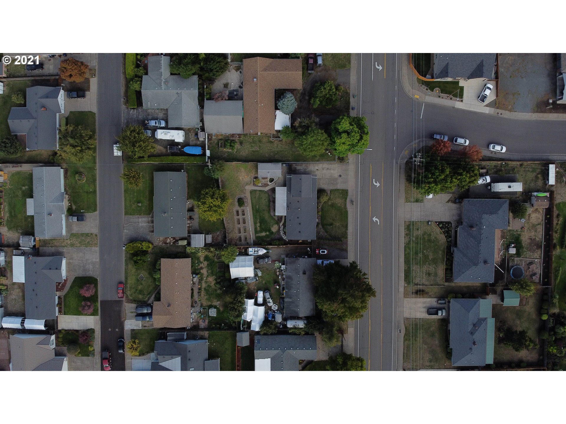 3950 Jasper Road Springfield, OR 97478 - Photo 20 of 20 a black and white photo of a house