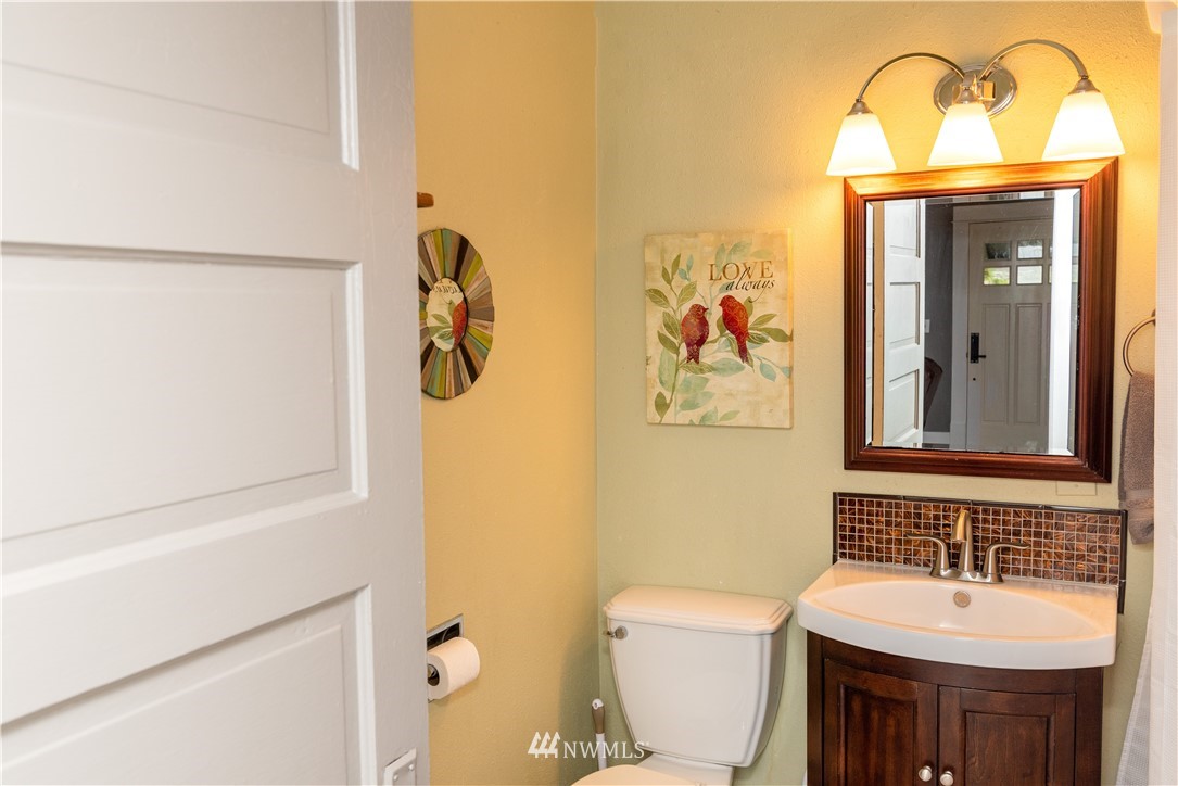 324 N Street Centralia, WA 98531 - Photo 15 of 32 a bathroom with a sink toilet and mirror