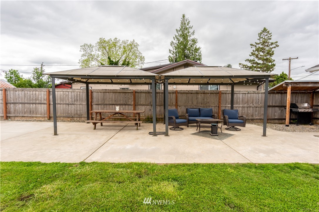324 N Street Centralia, WA 98531 - Photo 25 of 32 a view of a patio with table and chairs under an umbrella