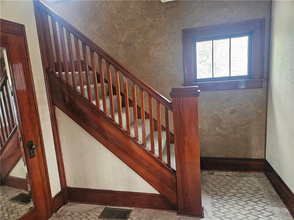 330 West Venango Street Mercer, PA 16137 - Photo 2 of 26