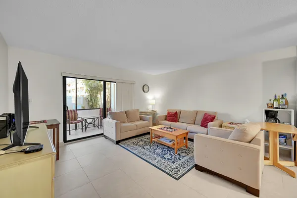 $1,900 | 138 South Cypress Road, Unit 214, Pompano Beach, FL 33060