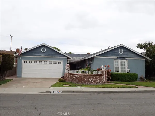 $2,500 | 17101 Hague Lane, Huntington Beach, CA 92647