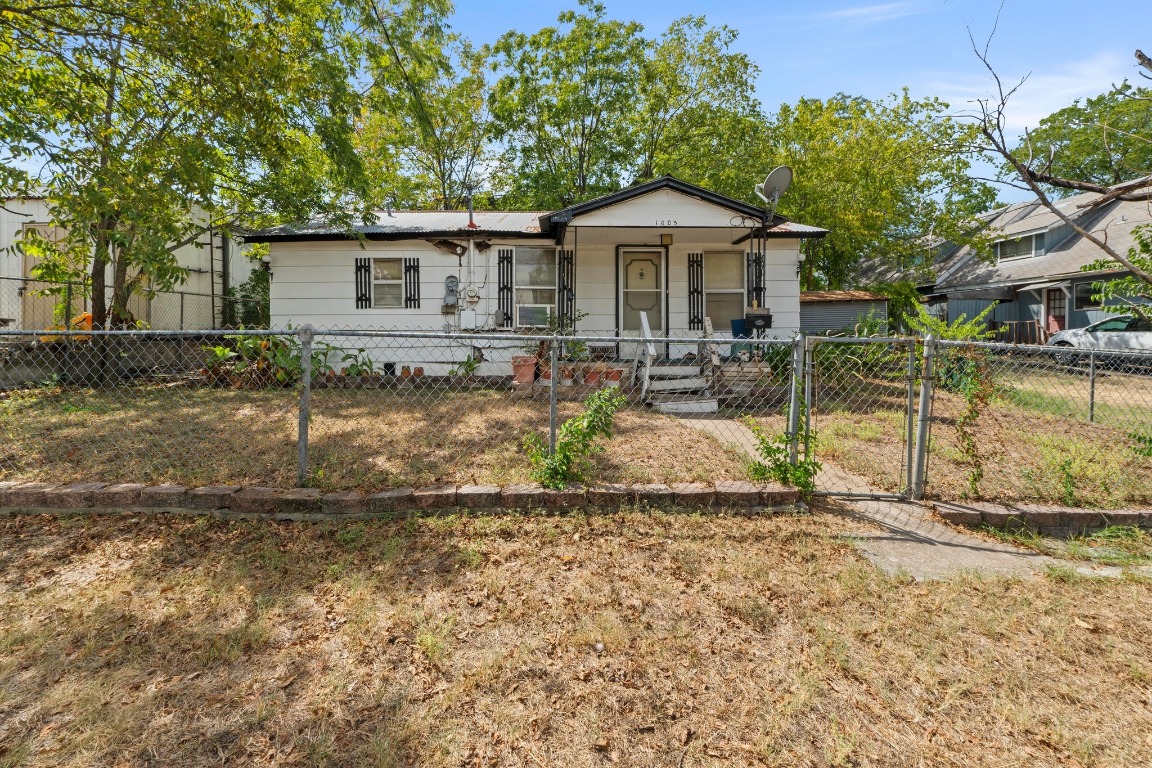 1605 West 11th Street Austin, TX 78703 - Photo 7 of 16 front view of a house with a yard