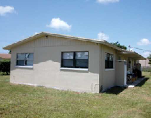232 Southwest 15th Avenue Delray Beach, FL 33444 - Photo 2 of 2 a backyard of a house with seating space