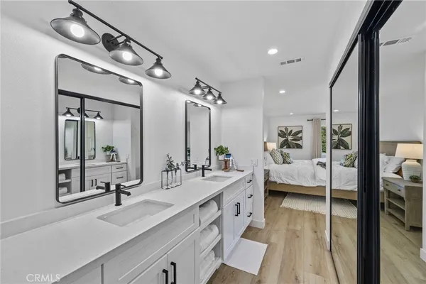 a en suite bathroom with double vanity and a mirror
