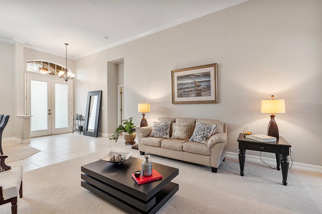 5713 Oak Lake Trail Oviedo, FL 32765 - Photo 5 of 52 a living room with furniture and a lamp