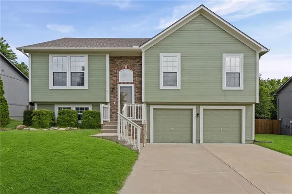$325,000 | 1010 Northwest Scenic Drive, Grain Valley, MO 64029
