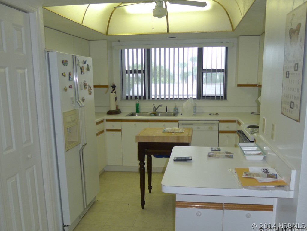 6544 Engram Road, Unit E204 New Smyrna Beach, FL 32169 - Photo 5 of 22 a bathroom with a sink a mirror and a bathtub