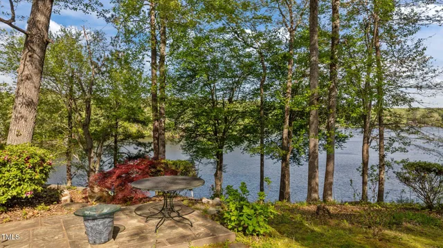 a view of an entryway with a livingroom