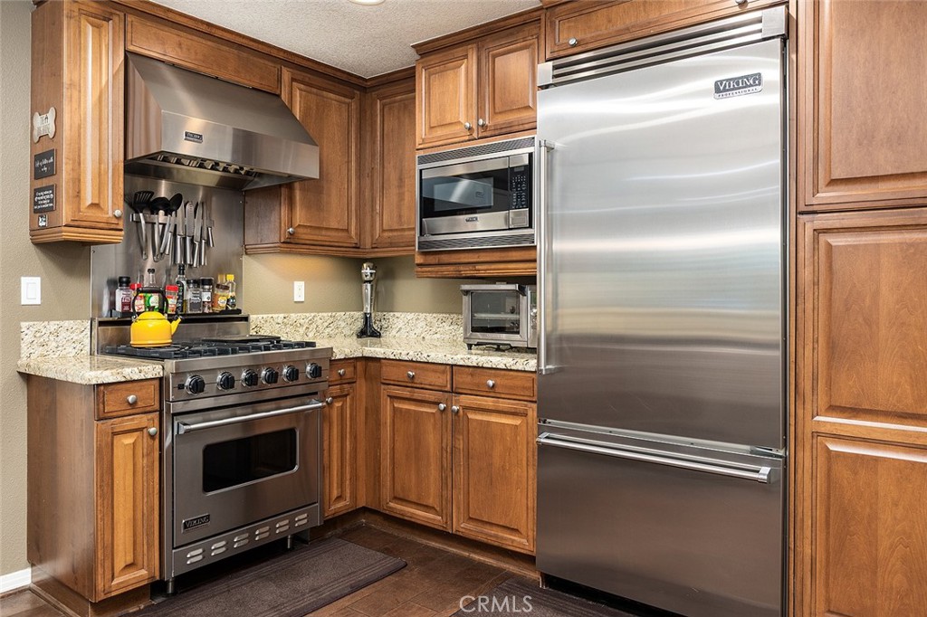 453 North Altadena Drive, Unit 7 Pasadena, CA 91107 - Photo 16 of 27 a kitchen with a refrigerator stove and a sink