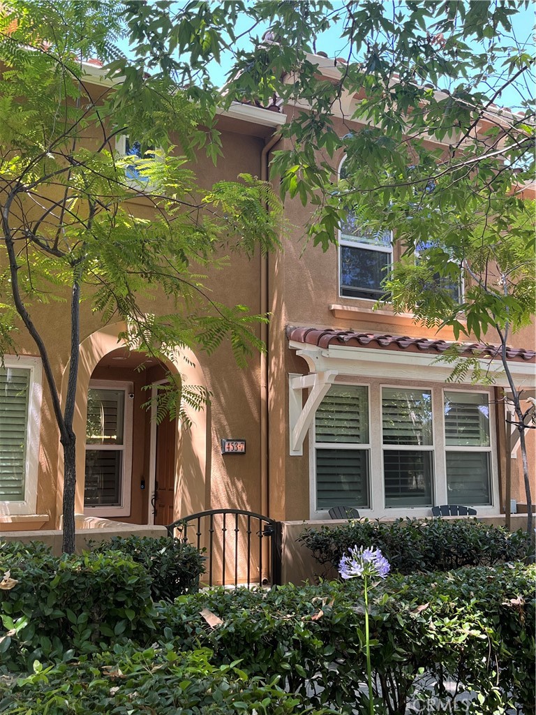 453 North Altadena Drive, Unit 7 Pasadena, CA 91107 - Photo 2 of 27 a front view of a house with garden