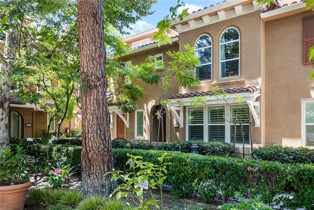 $869,000 | 453 North Altadena Drive, Unit 7, Pasadena, CA 91107