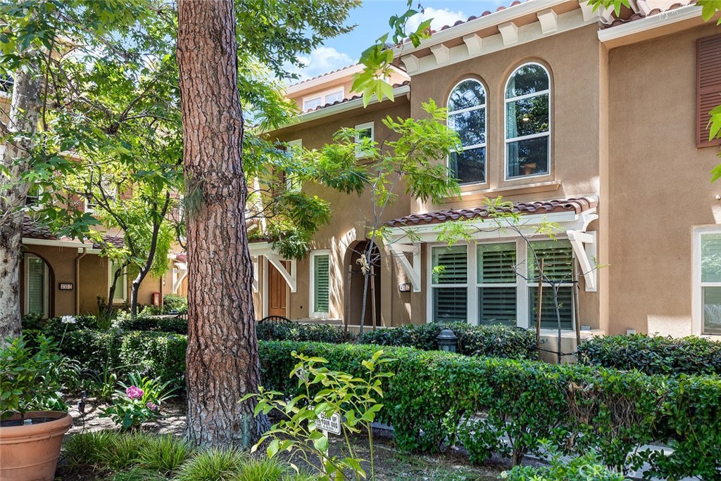 453 North Altadena Drive, Unit 7 Pasadena, CA 91107 - Photo 6 of 27 front view of a house with a garden