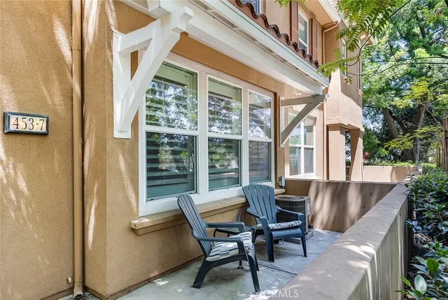 $869,000 | 453 North Altadena Drive, Unit 7, Pasadena, CA 91107