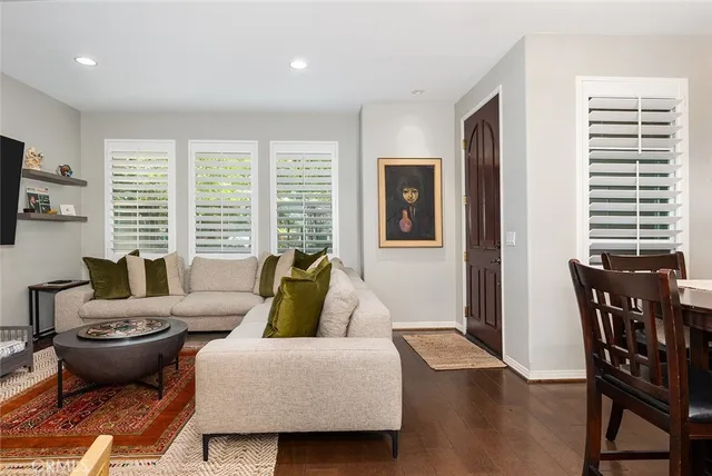 $869,000 | 453 North Altadena Drive, Unit 7, Pasadena, CA 91107