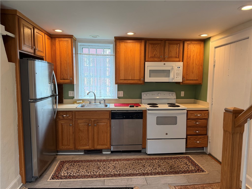 63 Poplar Street, Unit 3 Newport, RI 02840 - Photo 2 of 14
