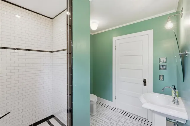 $775,000 | 2044 West Oak Street, Denton, TX 76201